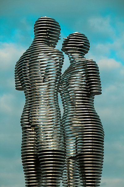 Ali and Nino - a sculpture in Batumi